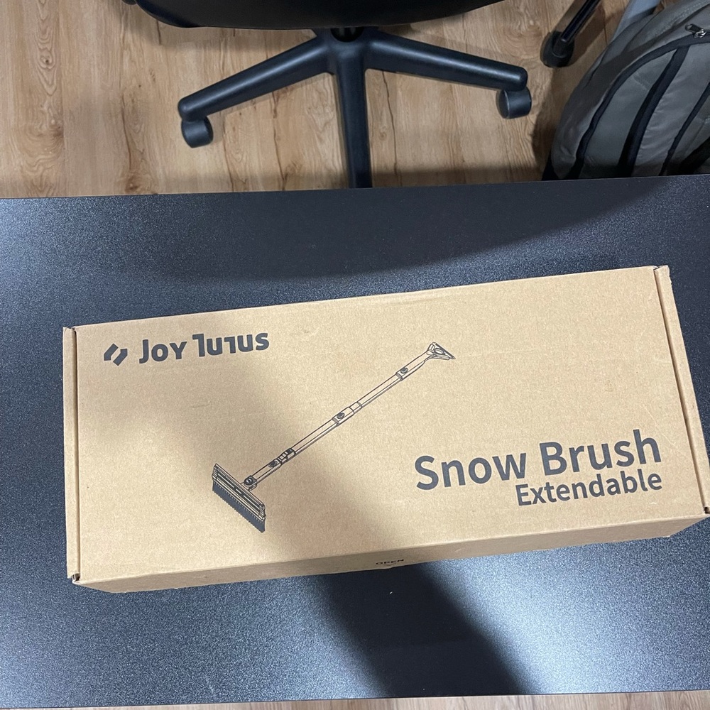 Snow brush extendable. It’s new
